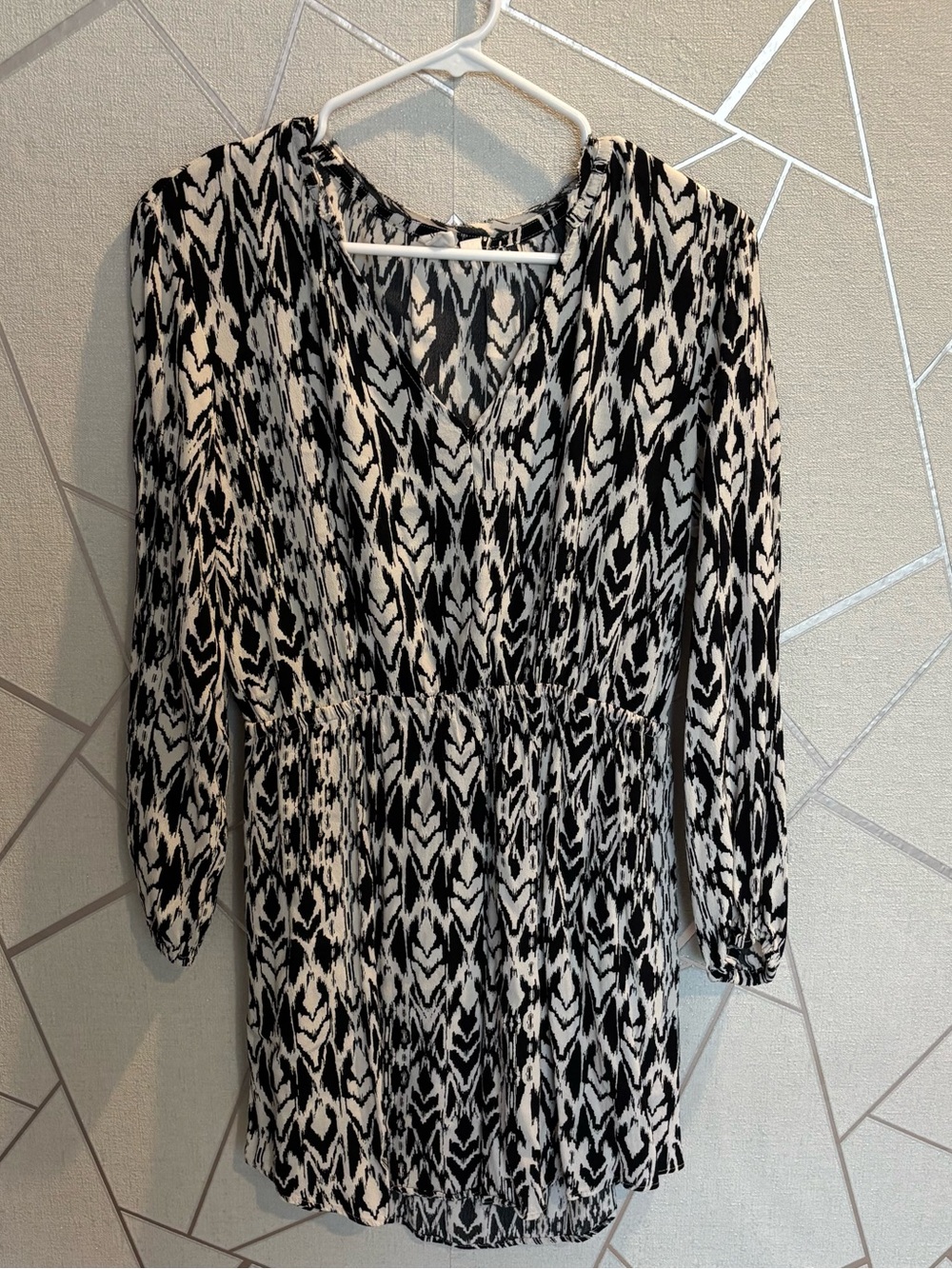 GAP Black and White Long Sleeve V-Neck Patterned Dress